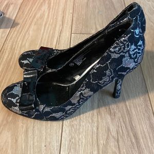 ➡️2 for $15 ⬅️ Black and silver floral lace heels size 7.5 women’s